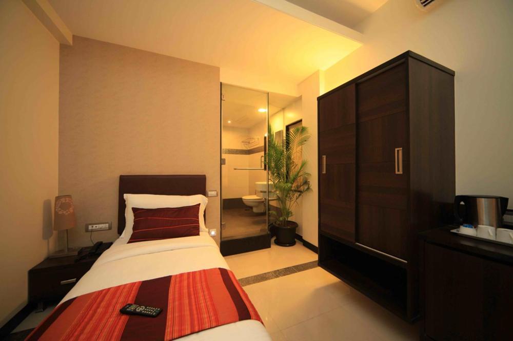 Centurion Inn Poona Buitenkant foto